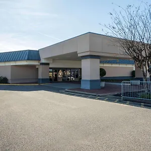 Travelodge By Wyndham Airport/graceland Hotel